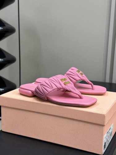 批330 Miu Ss24 New Arrival～ miu24春夏小羊皮拖鞋新品 小羊皮拉皱鞋面，娇俏少女气质 点缀了电镀金色Logo、一下子感觉高级了 小羊