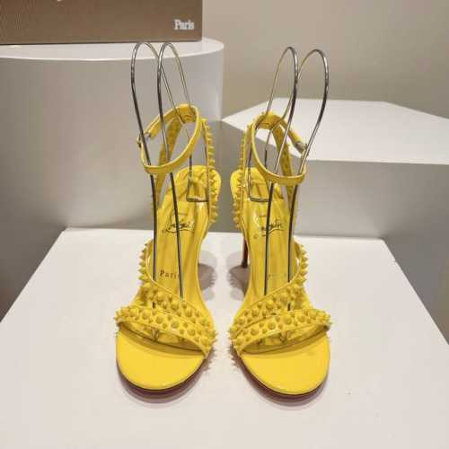 顶级版 Christianlouboutin路铂廷 Cl斜带铆钉平底凉鞋 全原版一比一开模定制，铆钉面里都是同色，非凡订制，绝非凡品！ 面料：原版同色柳钉，原版