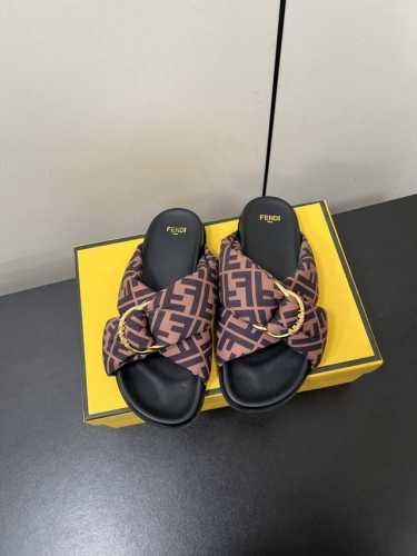 Fendi 25Ss 芬迪系列平底拖鞋 每年必备Ff拖今年还加了新的系列，美到无法言喻 绝好的穿着舒适感可是经典必备，各种风格搭配都Hold的住！ 面料：原版F