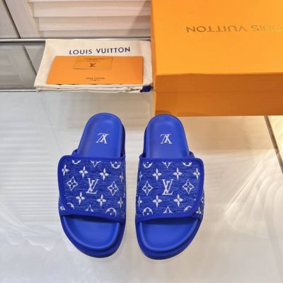 出厂价230 louis Vuitton真皮 春夏最新款情侣拖鞋 情侣夏季必入系列！火爆发售、高级慵懒风 百看不厌款、时尚度拉满！细节用心感受、反复调试配色 …