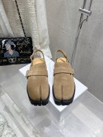 Maisom Margiela mm6马吉拉经典分趾凉鞋这双热度超高的单品 必须人手一双入手了 不能错过的单品 炸裂了独家原版购入开发 不能错过的一款鞋面：进口