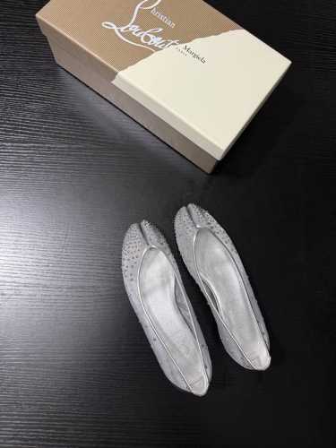 p： Cl X Maison Margiel* 新品 代购级别 被催爆的一款 最新最火爆联名款 就是时尚圈的王炸组合 将奢华与前卫完美融合 璀璨水钻满布 为时尚