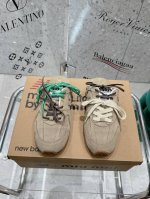 Miumiu X New Balance Miumi* 24 运动鞋酷毙了！大秀上曝光了与new Balance 的全新联名企划 以 为蓝本设计 鞋面以皮革和麂