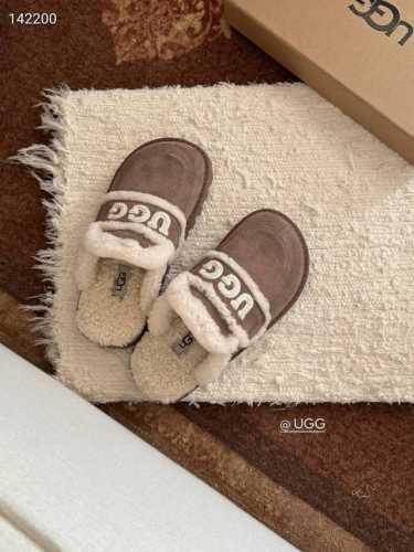 顶级版本 Ugg Logo拖鞋太火啦 一眼就上头的款式 胖胖的方圆头鞋 加上羊毛边边logo 憨憨的可爱。鞋身很轻巧 走路简直可以跳起来！ 四色:栗色 咖色 沙