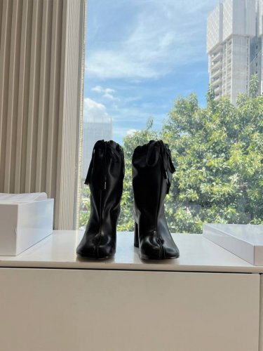 G012代购级别maison Margiel 秋冬新款tabi分趾靴气球形抽绳短靴灯笼靴 Tabi分趾靴mm6夹趾鞋马吉拉分趾靴，牛皮鞋底里 太好看了，经典的分