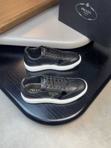 prada 普拉达 -高端品质 原单休闲运动鞋 -鞋面：进口纳帕小牛皮、摔纹小牛皮、鞋身车缝品牌金属扣件 -内里：水染牛皮 -大底：超轻tpu发泡 橡胶；双色成