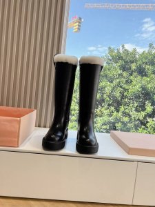 现货供应缪＊缪miu＊Miu长筒靴保暖靴雪地靴 秋冬新款朋克风羊毛机车靴全球限量款闭眼可入，年度可以封神的战靴朋克风满满，上脚绝绝子既能当甜妹又能扮拽酷越看越上