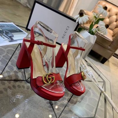 出厂价 元 古驰 Gucci 官网1 ：1精致的古铜色饰扣新款夏季一字凉鞋做工很棒让人放心皮质光泽有韧性。舒适走路超自在 。贴合大众实际需要很好驾驭推荐一款面料