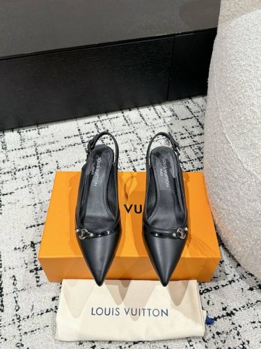 顶级版本Louis Vuitton 路易威登 25 春夏尖头高跟鞋鹰嘴小尖头搭配镂空皮条小方扣可调节松紧，Lv五金 “logo”饰以点缀，细节质感特别的高级！犀