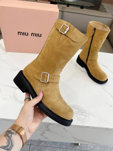 顶级版本 Miumiu缪缪2024Vs秋冬最新走秀爆款系列 今年最值得入手的靴子 没有之一！超多网红明星上脚 。Miumiu今年秋冬确实泰酷辣，采用进口小牛皮，