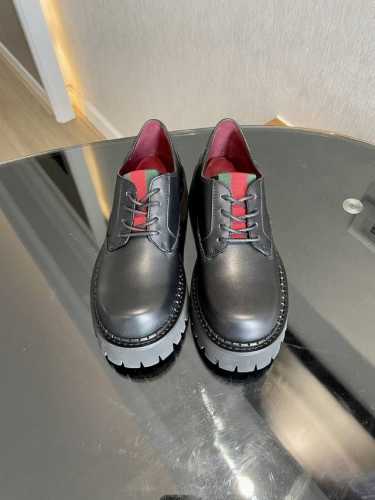 秋冬最新gucci 条纹织带侧拉链系带单鞋沟纹厚底单鞋，乐福鞋，取材自马术世界的条纹织带已经成为高雅俱乐部的象征，正在以新的方式重新登场。这款靴子采用小牛皮和开