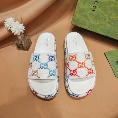 刺绣款 Gucci 2025ss春夏新款情侣同款Gucci颇具代表性的传统精髓，经以明艳色调亮眼演绎，GG标识为这款厚底鞋增添瞩目焦点。鞋底运用浮雕式设计突显G