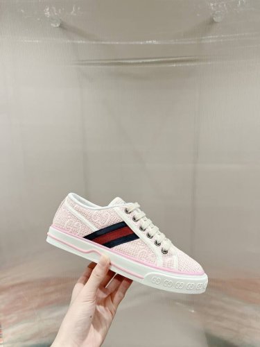 橙子出厂价P Gucci 古驰 1977系列 经典低帮帆布鞋 休闲鞋板鞋 情侣款 双帆布成制融品入牌元素 复古格风浓郁 经典与情怀都让人完美回忆！ 原版开发每个