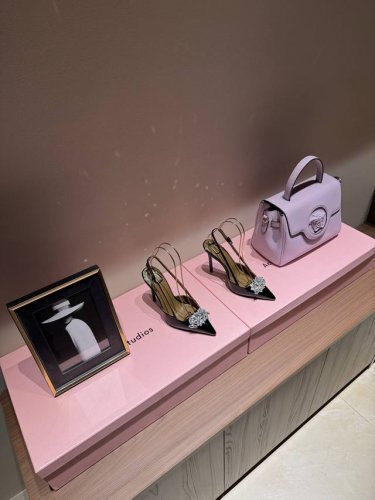Giuseppe Zanotti 25ss新品 金花点缀高跟鞋果然很懂女人心GZ斩男又斩女的高跟鞋 爱了不愧是最懂女人的品牌 上新即售空尤其是侧面线条设计流畅自