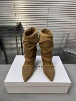 isabel Marant 2024 ｜秋冬秀款褶皱织皮短靴 秋季秀场不断重复出现的流苏、皮革等元素带给人浓浓的都市猎人的感觉 法国时髦品牌 独特设计风格织皮靴