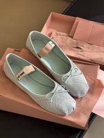 顶级品质 miumi u ss25 new arrival～miu家显嫩神器，穿起也太舒服了灯芯绒鞋面的质感都超好，很显可爱特别仙女♀羊皮内里 羊皮垫脚，意大利