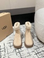 Ugg 24 秋冬最新 厚底 雪地靴 网红爆款，官网同步最新款，专柜最高版本顶级品质，毛茸茸的时髦感十足，舒适的圆头设计，纯羊羔毛材质，蓬松密卷，敦厚饱满，秋冬