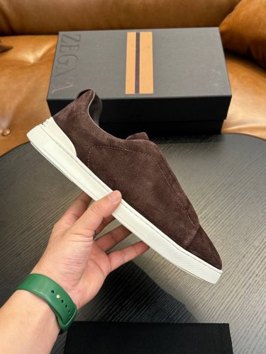 热卖款！杰尼亚 休闲运动鞋这款 Triple Stitch 低帮运动鞋以柔软的牛皮搭配麂皮制成，为休闲鞋履注入精致格调。标志性三重交叉弹性细节彰显出传统皮鞋的手