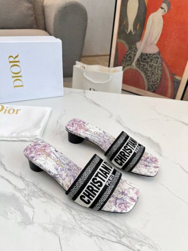 冲量价 真皮底+30 Dior迪奥最新火爆款，一款春新品、这款中跟真丝锻面+3D电秀鞋，绽现现代的设计理念。怎么搭配怎么好看。上脚舒适。码数35-40 41 4