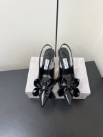 Jimmy Choo周仰杰 Staz尖头蝴蝶结后空凉鞋 Staz Sling Back 70系列露跟高跟鞋，采用皮革材质打造别致优雅鞋型，搭配精美蝴蝶结和立体鞋
