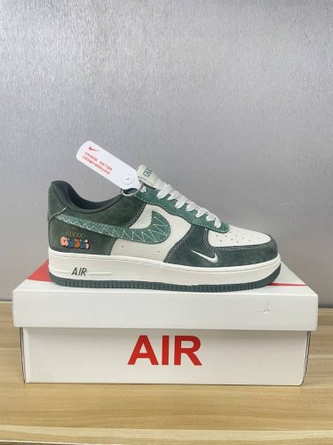 现货联名定制海外版本 Air Force 于1982年推出，由nike公司的传奇设计师bruce Kilgore设计，他摒弃了老1日的帆布鞋风格，突破性的使用内