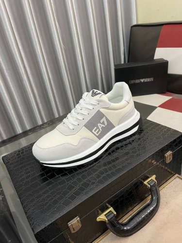 出厂价： Armani 阿玛尼最新新款休闲鞋 火爆热卖官网同款原单爆款 .原工厂牛皮材料1：1原板 牛皮内里，原厂发泡大底 身配件一比一开模 专柜品质 亲们你还