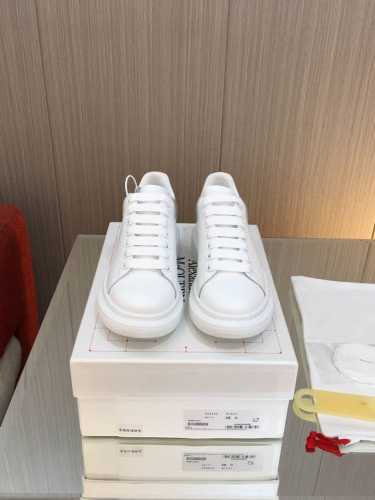 麦昆。高品质顶级版本。牛皮石头纹alexander Mcqueen 经典明星爆款百搭小白鞋 已升级，全新一代新楦型楦型经过一年刻苦打磨，复刻出与正品百分百一致的