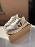 棕色 V 经典爆款小白鞋， Veja 法国小众品牌！ 韩国欧尼，欧巴太多明星穿了，这样一款带有文艺气息的小白鞋，真心适合这个季节穿！ 码数 35 36 37 3