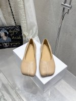 Maisom Margiela Mm6马吉拉经典单鞋 这双热度超高的单品 必须人手一双入手了 不能错过的单品 炸裂了 独家原版购入开发 不能错过的一款 鞋面：进