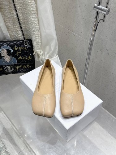 Maisom Margiela Mm6马吉拉经典单鞋 这双热度超高的单品 必须人手一双入手了 不能错过的单品 炸裂了 独家原版购入开发 不能错过的一款 鞋面：进
