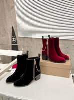 冲量价 Christian Louboutin Cl 年重磅推出新款粗跟厚底靴，原版材质韩国绒 。侧面亮眼点缀 品牌专属标志吊坠+ 镀金链条 +独特外侧拉链个性