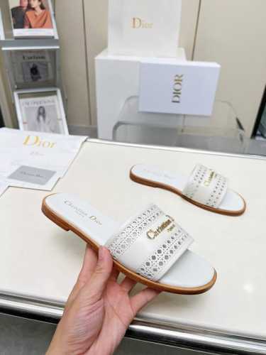 2025迪奧最新款 倾情打造 懒人女士拖鞋。实拍图，鞋面镂空CD彰显大气简约感。原板开模打造，各方面细节欢迎鉴定对比鞋面原版进口牛皮内里柔软舒适。码数35一40