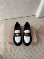 Miumiu 2024秋冬缪家新款钱币乐福鞋！缪缪这一季这太美了吧！无敌搭配怎么穿都超级好看 钱币的设计很复古很时尚！ 鞋面采用原版进口牛漆皮！内里垫脚丝绸羊皮