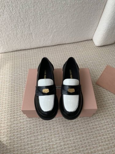 Miumiu 2024秋冬缪家新款钱币乐福鞋！缪缪这一季这太美了吧！无敌搭配怎么穿都超级好看 钱币的设计很复古很时尚！ 鞋面采用原版进口牛漆皮！内里垫脚丝绸羊皮