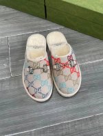 男女同款 Gucci金典男士马衔扣 Gg 拖鞋 与图案的历史渊源相呼应，Gg 图案采用了特材混合，用于 Gucci Love Parade。十年又一年地出现在每