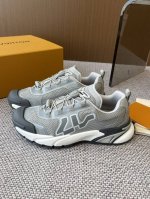 520Lv Runner Tatic系列 25Ss新款厚底休闲 运动鞋 原版购入开发 做货 本款 Lv Runner Tatic 运动鞋融合网格面料和饰带等科技