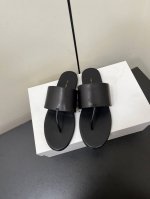 p340Therow2025春夏爆款平底人字拖夹脚拖鞋 非常舒服的夹脚拖鞋，极简设计理念，版型显瘦好穿颜值与实用性并存 鞋面：原版定制头层牛皮 内里：进口羊皮