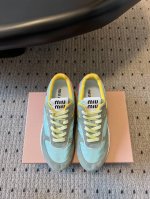 Miu Miu 25Ss 春夏新款走秀Miumiu 德训 休闲鞋 秀场工艺来自Miu Miu系列的细节特写 新季的潮流要素一 与此刻挚爱的概念，多元对撞，传达现