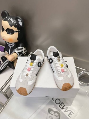 Loewe原版Ballet Runner2.0 罗意威芭蕾鞋！ 不对称鞋头造型，罗意威的标志性设计！ 超柔软、轻便且灵活的波浪纹原版Tpu底， 不是普通橡胶底