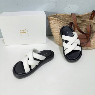 高品质出厂 ！小众潮牌THE ROW 25春夏新款厚底水台交叉编织面包拖鞋！The Row 最大的特色是由剪裁考究的单品构成，融合了不会过时的别致设计与优质面料