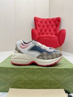 出厂： Gucci 古驰 经典休闲男女运动鞋 增高厚底老爹鞋 情侣款 此款老爹鞋在今年仍然还是很受欢迎。对于爱美的人来说，鞋柜里不仅应该有一双白色的鞋子，还应该