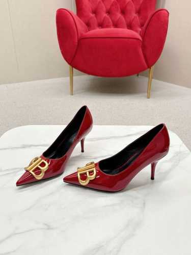 Balenciaga 25S春夏新款 双B 扣尖头 凉鞋 单鞋 高跟鞋 巴黎世家出的高跟鞋都很会拿捏女人心！漆皮的鞋面搭配Logo小水钻，简直美呆了！上脚熠熠生