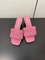 miumiu 24Sd新款手抓纹褶皱拖鞋 真正的非同市场单 超清晰印花 立体logo 手抓纹褶皱也是还原了一样的品质 上脚软糯舒适 爆全网 炒鸡好看 直接冲就完
