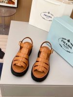 PRADA 普拉达 25ss 春夏新款 凉鞋简单的设计大概就是它最让人喜欢的点 不是烂大街的那种 很有自己的品牌个性面料采用小牛皮 内里垫脚混种羊皮 跟高：4.