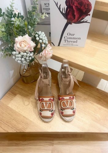 Valentino Garavani 华伦天奴 樱桃图案提花拉菲草穆勒新款鱼嘴坡跟渔夫鞋 - Vlogo标志 - 拉菲草 -跟高8.5 - 橡胶大底 - 意大利