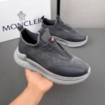 Moncler蒙口男士户外系带运动鞋，具有舒适防滑性能，专为户外跑步或都市漫步而设 兼备创新、功能性与图形细节于一体，从高山氛围汲取灵感，诠释潮流时尚 多种原版