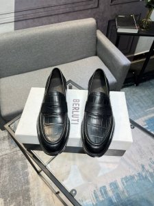 berlut* 布鲁提新款男士手工擦色正装皮鞋｜甄选优质进口小牛皮鞋面｜手工擦色工艺处理效果｜鞋面饰以不对称 Scritto 图纹刺青彰显着berlut* 的细