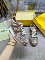 fendi Match系带最新运动鞋，棕色Ff仿牛仔面料材质，饰有灵感源自标志性Selleria工艺的全幅撞色垂直缝线和同色牛皮。女码35-40码P340，男码