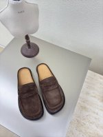Loewe 杨幂同款复古乐福鞋拖鞋 鞋面：酒红色 小牛反绒批内里: 水染牛皮酒红色 loewe 超百搭乐福鞋杨幂同款这款乐福鞋可真舒服又百搭荣升今年最爱乐福鞋没