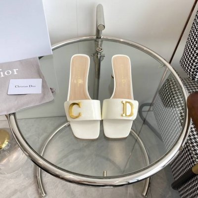 Dior迪奥cd 新款字母粗跟拖鞋 顶级品质 凉鞋一直都是夏日必备款经典耐看超级精美好看，洋气吸睛，回头率爆表休闲且不失时尚 材质：对版漆皮牛皮面料，羊皮内里